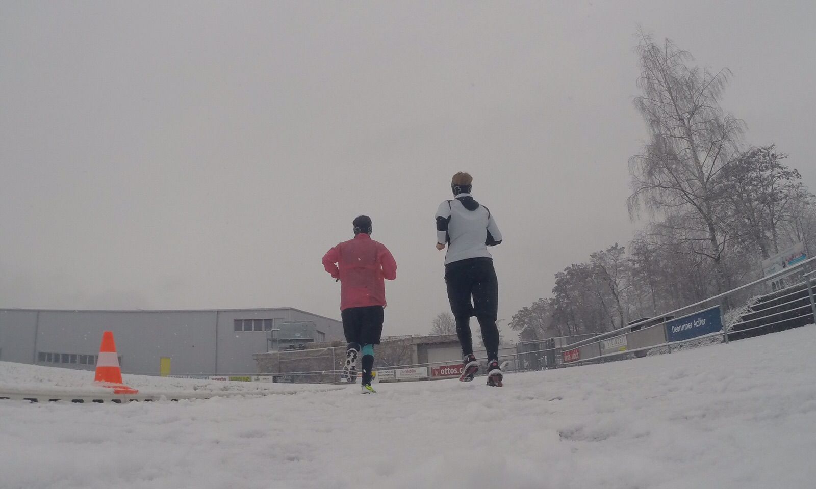 Bild vonLäuferinnen im Schnee beim Training im Winter